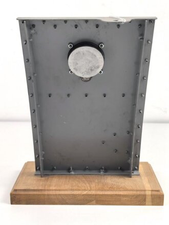 Luftwaffe Borduhr Bo-Uk 1 Bauart Junghans, defekt, eingebaut in dekoratives REPRO Aussenhautblech