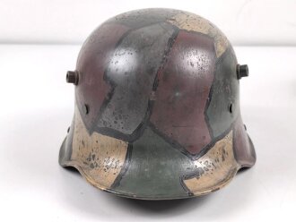 1. Weltkrieg Stahlhelmglocke. Mit neuzeitlichen Nieten und Innenfutter versehen und kreativ angemalt. Glockengrösse nicht ersichtlich, ich tippe auf 66.