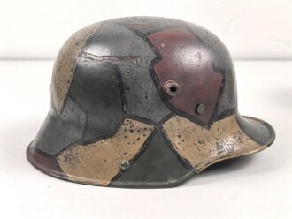 1. Weltkrieg Stahlhelmglocke. Mit neuzeitlichen Nieten und Innenfutter versehen und kreativ angemalt. Glockengrösse nicht ersichtlich, ich tippe auf 66.