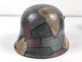 1. Weltkrieg Stahlhelmglocke. Mit neuzeitlichen Nieten und Innenfutter versehen und kreativ angemalt. Glockengrösse nicht ersichtlich, ich tippe auf 66.