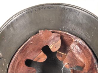 1. Weltkrieg Stahlhelmglocke. Mit neuzeitlichen Nieten und Innenfutter versehen und kreativ angemalt. Glockengrösse nicht ersichtlich, ich tippe auf 66.