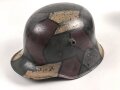 1. Weltkrieg Stahlhelmglocke. Mit neuzeitlichen Nieten und Innenfutter versehen und kreativ angemalt. Glockengrösse nicht ersichtlich, ich tippe auf 66.
