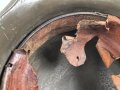 1. Weltkrieg Stahlhelmglocke. Mit neuzeitlichen Nieten und Innenfutter versehen und kreativ angemalt. Glockengrösse nicht ersichtlich, ich tippe auf 66.