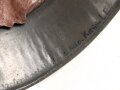 1. Weltkrieg Stahlhelmglocke. Mit neuzeitlichen Nieten und Innenfutter versehen und kreativ angemalt. Glockengrösse nicht ersichtlich, ich tippe auf 66.
