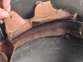 1. Weltkrieg Stahlhelmglocke. Mit neuzeitlichen Nieten und Innenfutter versehen und kreativ angemalt. Glockengrösse nicht ersichtlich, ich tippe auf 66.