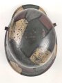 1. Weltkrieg Stahlhelmglocke. Mit neuzeitlichen Nieten und Innenfutter versehen und kreativ angemalt. Glockengrösse nicht ersichtlich, ich tippe auf 66.