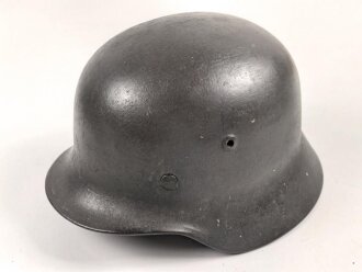 Stahlhelm Wehrmacht Modell 1935. Mehrfach lackiert und mit Innenfutter Modell 1940 versehen. Keine Stempelung erkennbar, Glockengrösse 64