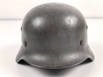Stahlhelm Wehrmacht Modell 1935. Mehrfach lackiert und mit Innenfutter Modell 1940 versehen. Keine Stempelung erkennbar, Glockengrösse 64