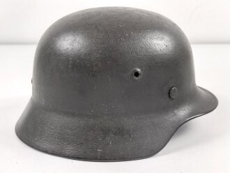 Stahlhelm Wehrmacht Modell 1935. Mehrfach lackiert und mit Innenfutter Modell 1940 versehen. Keine Stempelung erkennbar, Glockengrösse 64