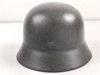 Stahlhelm Wehrmacht Modell 1935. Mehrfach lackiert und mit Innenfutter Modell 1940 versehen. Keine Stempelung erkennbar, Glockengrösse 64