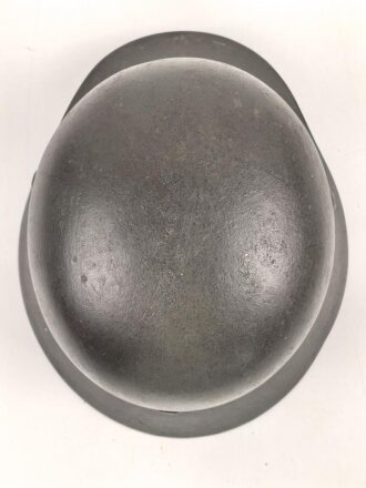 Stahlhelm Wehrmacht Modell 1935. Mehrfach lackiert und mit Innenfutter Modell 1940 versehen. Keine Stempelung erkennbar, Glockengrösse 64