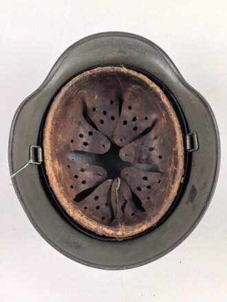 Stahlhelm Wehrmacht Modell 1935. Mehrfach lackiert und mit Innenfutter Modell 1940 versehen. Keine Stempelung erkennbar, Glockengrösse 64