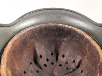 Stahlhelm Wehrmacht Modell 1935. Mehrfach lackiert und mit Innenfutter Modell 1940 versehen. Keine Stempelung erkennbar, Glockengrösse 64