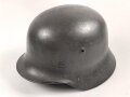 Stahlhelm Wehrmacht Modell 1935. Mehrfach lackiert und mit Innenfutter Modell 1940 versehen. Keine Stempelung erkennbar, Glockengrösse 64