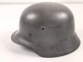 Stahlhelm Wehrmacht Modell 1935. Mehrfach lackiert und mit Innenfutter Modell 1940 versehen. Keine Stempelung erkennbar, Glockengrösse 64