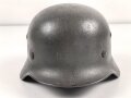Stahlhelm Wehrmacht Modell 1935. Mehrfach lackiert und mit Innenfutter Modell 1940 versehen. Keine Stempelung erkennbar, Glockengrösse 64