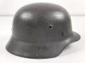 Stahlhelm Wehrmacht Modell 1935. Mehrfach lackiert und mit Innenfutter Modell 1940 versehen. Keine Stempelung erkennbar, Glockengrösse 64