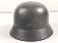 Stahlhelm Wehrmacht Modell 1935. Mehrfach lackiert und mit Innenfutter Modell 1940 versehen. Keine Stempelung erkennbar, Glockengrösse 64