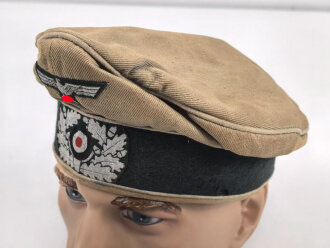 Schirmmütze alter Art für einen Offizier der Infanterie. Schweißband defekt, Schirm fehlt. Die Effekten original vernäht, Kopfgrösse gemessen 55