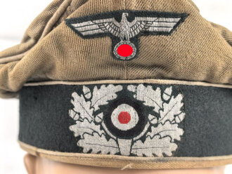 Schirmmütze alter Art für einen Offizier der Infanterie. Schweißband defekt, Schirm fehlt. Die Effekten original vernäht, Kopfgrösse gemessen 55
