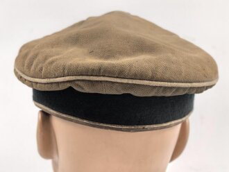 Schirmmütze alter Art für einen Offizier der Infanterie. Schweißband defekt, Schirm fehlt. Die Effekten original vernäht, Kopfgrösse gemessen 55