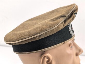 Schirmmütze alter Art für einen Offizier der Infanterie. Schweißband defekt, Schirm fehlt. Die Effekten original vernäht, Kopfgrösse gemessen 55