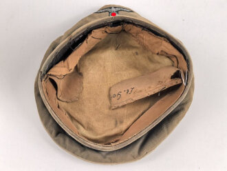 Schirmmütze alter Art für einen Offizier der Infanterie. Schweißband defekt, Schirm fehlt. Die Effekten original vernäht, Kopfgrösse gemessen 55
