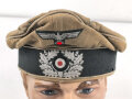 Schirmmütze alter Art für einen Offizier der Infanterie. Schweißband defekt, Schirm fehlt. Die Effekten original vernäht, Kopfgrösse gemessen 55