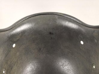 Stahlhelmglocke  Wehrmacht Modell 1940. Neuzeitlich überlackiertes Stück, Stempelung nicht lesbar. Glockengrösse 66
