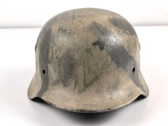 Stahlhelmglocke  Wehrmacht Modell 1940. Neuzeitlich überlackiertes Stück, Stempelung nicht lesbar. Glockengrösse 66
