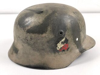 Stahlhelmglocke  Wehrmacht Modell 1940. Neuzeitlich überlackiertes Stück, Stempelung nicht lesbar. Glockengrösse 66