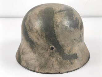 Stahlhelmglocke  Wehrmacht Modell 1940. Neuzeitlich überlackiertes Stück, Stempelung nicht lesbar. Glockengrösse 66