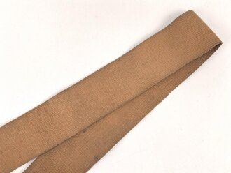 Trageriemen aus rotbraunem Webmaterial mit Messingbeschlägen und Lederschlaufen. Gesamtlänge 97cm. Alter und Herkunft unbekannt