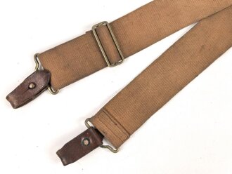 Trageriemen aus rotbraunem Webmaterial mit Messingbeschlägen und Lederschlaufen. Gesamtlänge 97cm. Alter und Herkunft unbekannt
