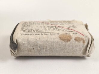 Großbritannien 2. Weltkrieg, Verbandspäckchen " First Field Dressing" datiert 1944, kleines Modell