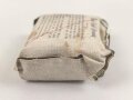 Großbritannien 2. Weltkrieg, Verbandspäckchen " First Field Dressing" datiert 1944, kleines Modell