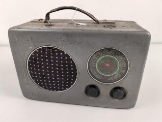 Radione R2, Empfangsgerät Wehrmacht Truppenbetreuung. Die Nachkriegsgeräte sind ähnlich, haben aber zum Beispiel Königsberg nicht im Suchfeld. Typenschild fehlt, vermutlich überlackiertes Stück, Funktion nicht geprüft