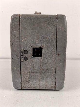 Radione R2, Empfangsgerät Wehrmacht Truppenbetreuung. Die Nachkriegsgeräte sind ähnlich, haben aber zum Beispiel Königsberg nicht im Suchfeld. Typenschild fehlt, vermutlich überlackiertes Stück, Funktion nicht geprüft