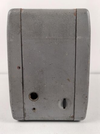 Radione R2, Empfangsgerät Wehrmacht Truppenbetreuung. Die Nachkriegsgeräte sind ähnlich, haben aber zum Beispiel Königsberg nicht im Suchfeld. Typenschild fehlt, vermutlich überlackiertes Stück, Funktion nicht geprüft