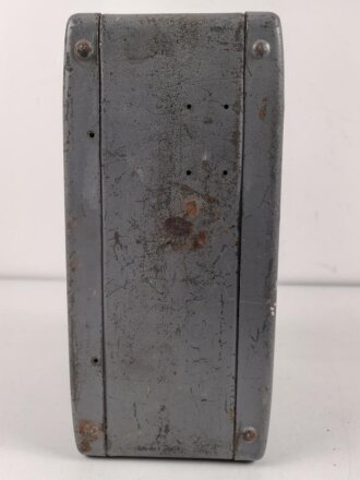 Radione R2, Empfangsgerät Wehrmacht Truppenbetreuung. Die Nachkriegsgeräte sind ähnlich, haben aber zum Beispiel Königsberg nicht im Suchfeld. Typenschild fehlt, vermutlich überlackiertes Stück, Funktion nicht geprüft