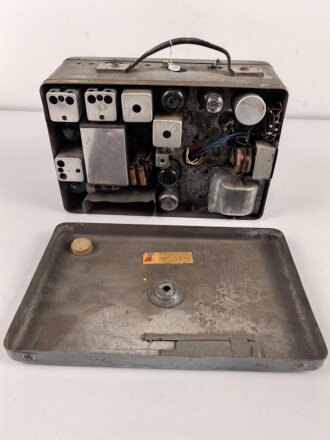 Radione R2, Empfangsgerät Wehrmacht Truppenbetreuung. Die Nachkriegsgeräte sind ähnlich, haben aber zum Beispiel Königsberg nicht im Suchfeld. Typenschild fehlt, vermutlich überlackiertes Stück, Funktion nicht geprüft