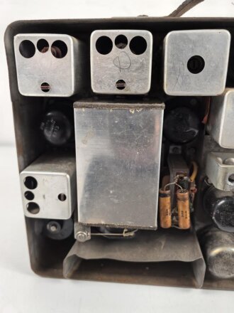Radione R2, Empfangsgerät Wehrmacht Truppenbetreuung. Die Nachkriegsgeräte sind ähnlich, haben aber zum Beispiel Königsberg nicht im Suchfeld. Typenschild fehlt, vermutlich überlackiertes Stück, Funktion nicht geprüft