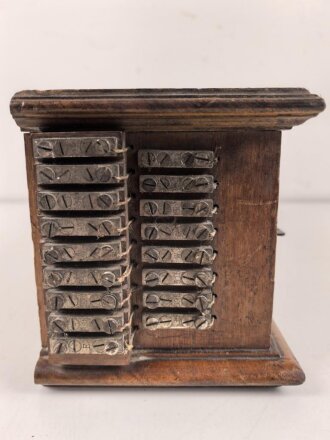 Klappenschrank, sicherlich zivile Ausführung. Maße etwa 15 x 46 x 15cm. Ungereinigt, Funktion nicht geprüft