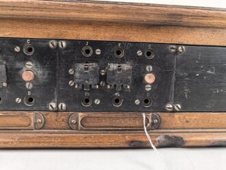 Klappenschrank, sicherlich zivile Ausführung. Maße etwa 15 x 46 x 15cm. Ungereinigt, Funktion nicht geprüft