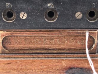 Klappenschrank, sicherlich zivile Ausführung. Maße etwa 15 x 46 x 15cm. Ungereinigt, Funktion nicht geprüft