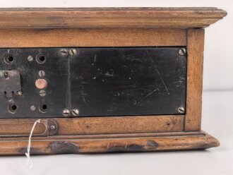 Klappenschrank, sicherlich zivile Ausführung. Maße etwa 15 x 46 x 15cm. Ungereinigt, Funktion nicht geprüft