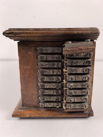 Klappenschrank, sicherlich zivile Ausführung. Maße etwa 15 x 46 x 15cm. Ungereinigt, Funktion nicht geprüft