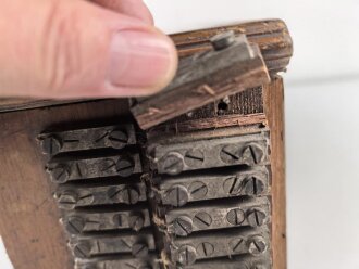 Klappenschrank, sicherlich zivile Ausführung. Maße etwa 15 x 46 x 15cm. Ungereinigt, Funktion nicht geprüft