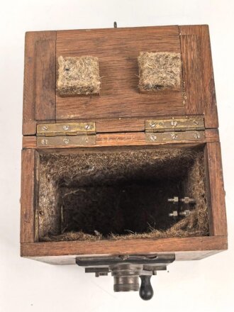 Zuschaltbarer Batteriekasten, sicherlich zivile Ausführung. Maße etwa 9 x 15 x 16cm. Ungereinigt, Funktion nicht geprüft