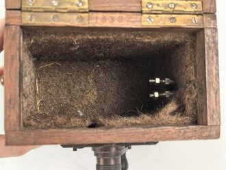 Zuschaltbarer Batteriekasten, sicherlich zivile Ausführung. Maße etwa 9 x 15 x 16cm. Ungereinigt, Funktion nicht geprüft